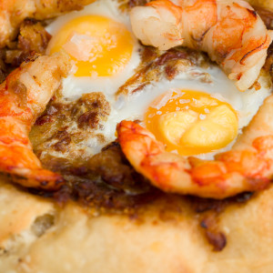 Coca met garnalen en kwarteleitjes