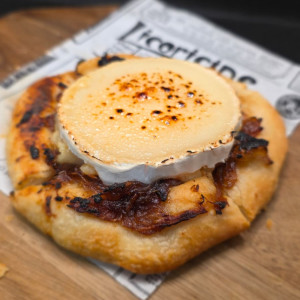 Geitenkaas coca met gekarameliseerde ui