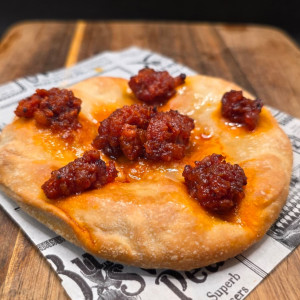 Coca met sobrasada uit Mallorca en honing