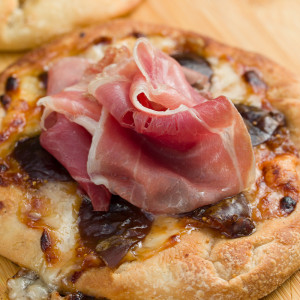 Coca met vijgen, manchego en serranoham