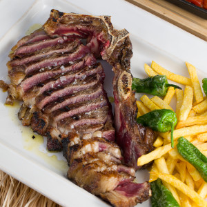 Tomahawk steak 1 kg approx. for 2 people with French fries and padrón peppers